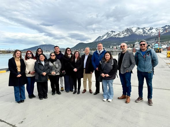 Delegado presidencial provincial de la Antártica Chilena arriba a Ushuaia para participar en aniversario de la ciudad